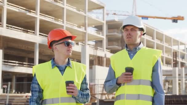 Professionele Bouwers Die Voor Bouwplaats Staan Voorman Civiel Ingenieur Hoeden — Stockvideo