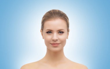 Mavi arka planda güzel bir kızın yüzü. Estetik cerrahi, cilt gerdirme, kaplıca, kozmetik ve tıp konsepti.
