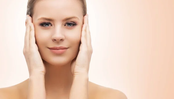 ピンクの背景の上に美しい少女の顔 整形外科 皮膚リフティング 化粧品 医学の概念 — ストック写真