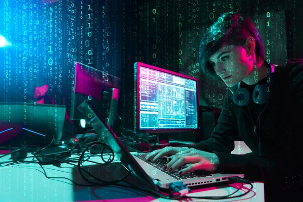 互联网诈骗 数据盗窃 网络犯罪的概念 对政府服务器的黑客攻击 在地下室编码病毒程序的危险罪犯 — 图库照片
