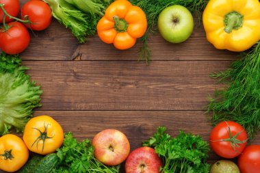 Sağlıklı yiyecekler: taze sebzeler, meyveler ve süper yiyecekler. Beslenme, diyet, vejetaryen gıda konsepti. Ahşap arkaplan