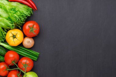 Sağlıklı yiyecekler: taze sebzeler, meyveler ve süper yiyecekler. Beslenme, diyet, vejetaryen gıda konsepti. Somut arkaplan