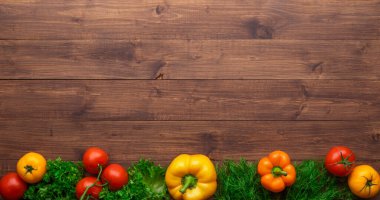 Sağlıklı yiyecekler: taze sebzeler, meyveler ve süper yiyecekler. Beslenme, diyet, vejetaryen gıda konsepti. Ahşap arkaplan