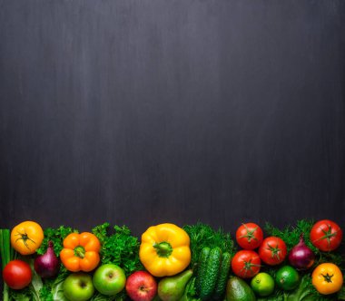 Sağlıklı yiyecekler: taze sebzeler, meyveler ve süper yiyecekler. Beslenme, diyet, vejetaryen gıda konsepti. Somut arkaplan