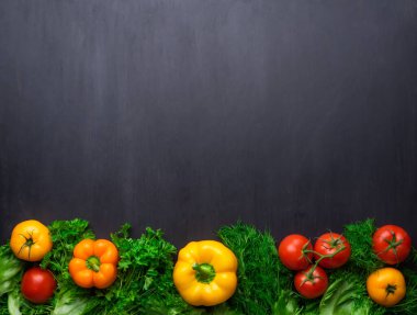 Sağlıklı yiyecekler: taze sebzeler, meyveler ve süper yiyecekler. Beslenme, diyet, vejetaryen gıda konsepti. Somut arkaplan