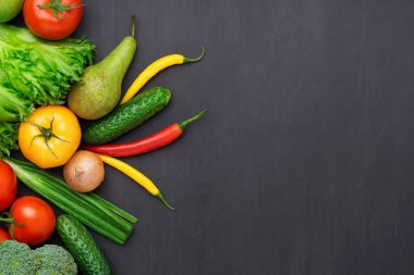 Sağlıklı yiyecekler: taze sebzeler, meyveler ve süper yiyecekler. Beslenme, diyet, vejetaryen gıda konsepti. Somut arkaplan