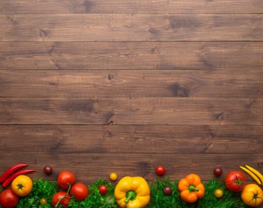 Sağlıklı yiyecekler: taze sebzeler, meyveler ve süper yiyecekler. Beslenme, diyet, vejetaryen gıda konsepti. Ahşap arkaplan