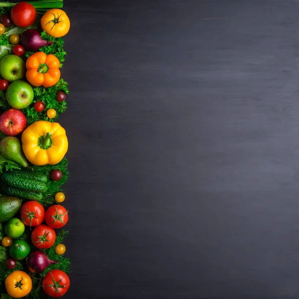 Sağlıklı yiyecekler: taze sebzeler, meyveler ve süper yiyecekler. Beslenme, diyet, vejetaryen gıda konsepti. Somut arkaplan