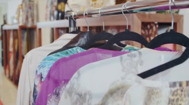 Bir müşteri ve terzi terziden kumaş seçer..