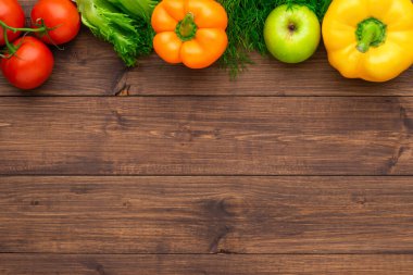 Sağlıklı yiyecekler: taze sebzeler, meyveler ve süper yiyecekler. Ahşap arkaplan