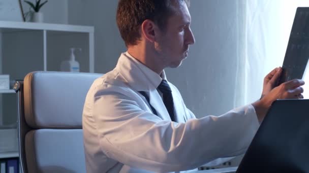 Επαγγελματίας Ιατρός Που Εργάζεται Νοσοκομειακό Γραφείο Χρησιμοποιώντας Τεχνολογία Υπολογιστών Έννοιες — Αρχείο Βίντεο