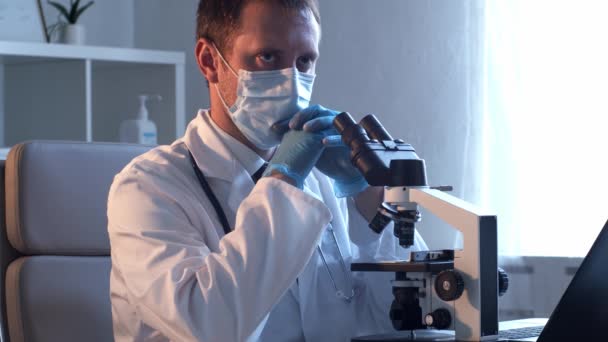 Médico Profesional Que Trabaja Laboratorio Con Microscopio Conceptos Científicos Sanitarios — Vídeo de stock