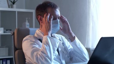 Hastane ofisinde çalışan profesyonel tıp doktoru bilgisayar teknolojisi kullanıyor. Tıp ve sağlık hizmetleri kavramları.