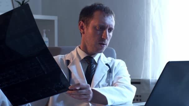 Hastane Ofisinde Çalışan Profesyonel Tıp Doktoru Bilgisayar Teknolojisi Kullanıyor Tıp — Stok video