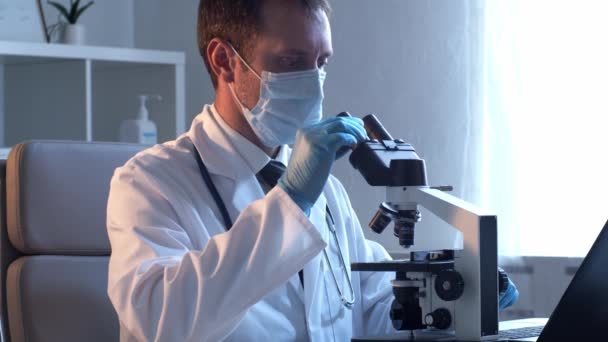 Professionell läkare som arbetar i laboratorium med mikroskop. — Stockvideo