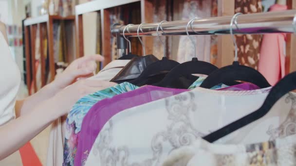 Un client et une couturière choisissent un tissu dans un magasin de tailleurs. — Video