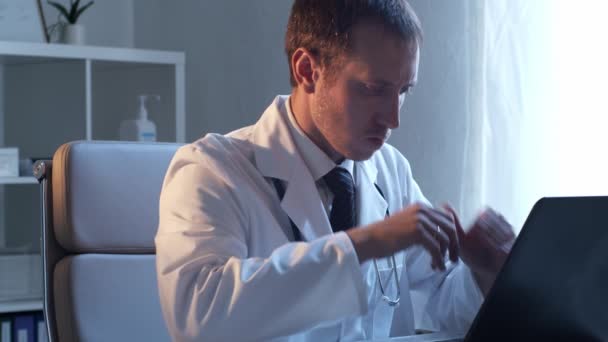 Επαγγελματίας ιατρός που εργάζεται στο νοσοκομείο χρησιμοποιώντας υπολογιστή. — Αρχείο Βίντεο