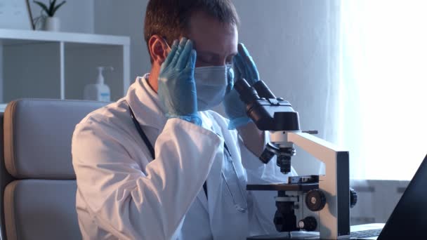 Professionell läkare som arbetar i laboratorium med mikroskop. — Stockvideo