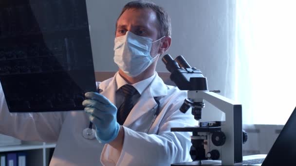 Medico Professionista Che Lavora Laboratorio Microscopio Scienza Sanità Concetti — Video Stock