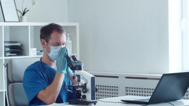 Médico Profesional Que Trabaja Laboratorio Con Microscopio Conceptos Científicos Sanitarios — Vídeo de stock