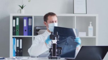Mikroskop kullanarak laboratuvarda çalışan profesyonel tıp doktoru. Bilim ve sağlık kavramları.