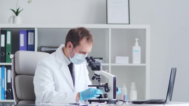 Médico Profesional Que Trabaja Laboratorio Con Microscopio Conceptos Científicos Sanitarios — Vídeo de stock