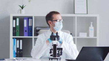 Mikroskop kullanarak laboratuvarda çalışan profesyonel tıp doktoru. Bilim ve sağlık kavramları.