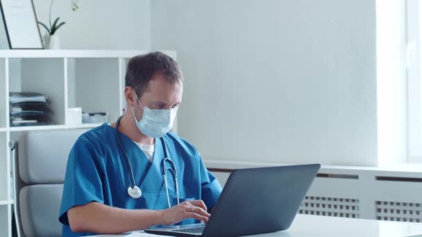 Profesjonalny Lekarz Pracujący Biurze Szpitalnym Wykorzystaniem Technologii Komputerowej Medycyna Koncepcje — Wideo stockowe