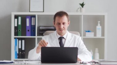 Hastane ofisinde çalışan profesyonel tıp doktoru bilgisayar teknolojisi kullanıyor. Tıp ve sağlık hizmetleri kavramları.