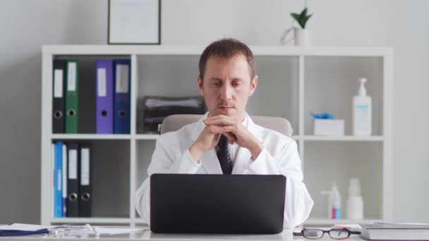 Médecin Professionnel Travaillant Dans Bureau Hôpital Utilisant Technologie Informatique Médecine — Video