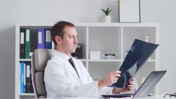 Médecin Professionnel Travaillant Dans Bureau Hôpital Utilisant Technologie Informatique Médecine — Video