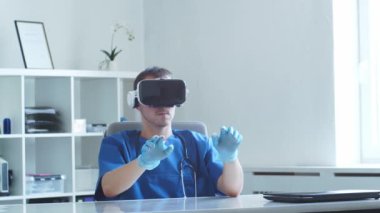 Sanal gerçeklik teknolojisi kullanarak hastane ofisinde çalışan profesyonel tıp doktoru. Tıp ve sağlık hizmetleri kavramları.