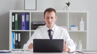 Hastane ofisinde çalışan profesyonel tıp doktoru bilgisayar teknolojisi kullanıyor. Tıp ve sağlık hizmetleri kavramları.