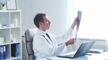 Hastane ofisinde çalışan profesyonel tıp doktoru bilgisayar teknolojisi kullanıyor. Tıp ve sağlık hizmetleri kavramları.