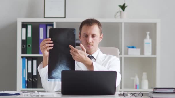 Médecin Professionnel Travaillant Dans Bureau Hôpital Utilisant Technologie Informatique Médecine — Video