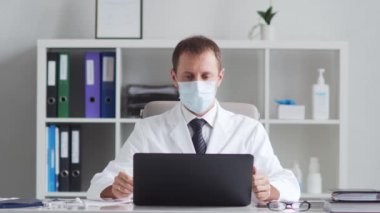 Hastane ofisinde çalışan profesyonel tıp doktoru bilgisayar teknolojisi kullanıyor. Tıp ve sağlık hizmetleri kavramları.