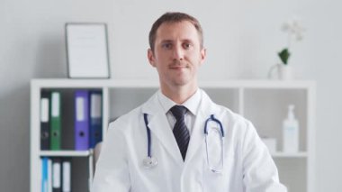 Hastane ofisinde çalışan profesyonel tıp doktoru. Tıp ve sağlık hizmetleri kavramları.