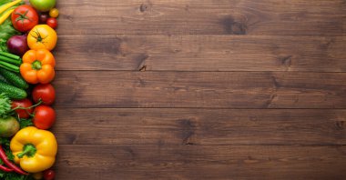 Sağlıklı yiyecekler: taze sebzeler, meyveler ve süper yiyecekler. Beslenme, diyet, vejetaryen gıda konsepti. Ahşap arkaplan