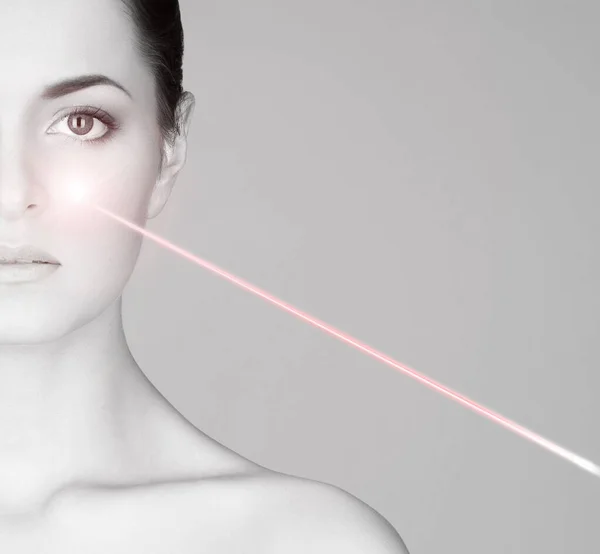 Lægen Fjerner Modermærker Med Laserstråle Smukt Ansigt Ung Kvinde Mole - Stock-foto