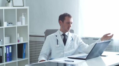 Hastane ofisinde çalışan profesyonel tıp doktoru bilgisayar teknolojisi kullanıyor. Tıp ve sağlık hizmetleri kavramları.