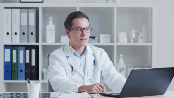 在医院办公室工作的专业医生使用计算机技术 医药和保健概念 — 图库视频影像