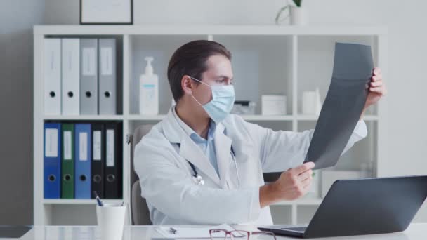 Профессиональный Врач Работающий Больничном Офисе Использованием Компьютерных Технологий Медицина Здравоохранение — стоковое видео