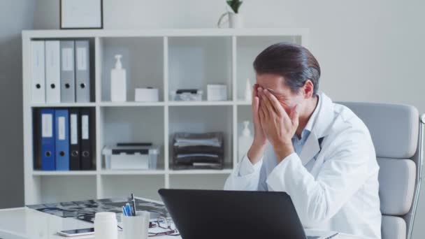 Médecin Fatigué Stressé Travaillant Dans Bureau Hôpital Médecine Concepts Santé — Video