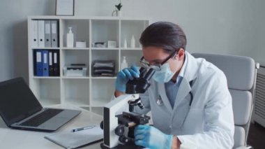 Mikroskop kullanarak laboratuvarda çalışan profesyonel tıp doktoru. Bilim ve sağlık kavramları.
