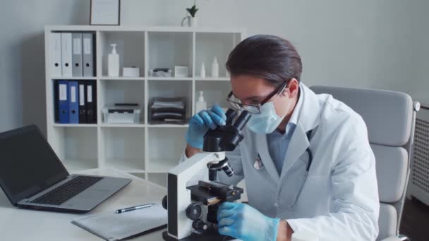 Medico Professionista Che Lavora Laboratorio Microscopio Scienza Sanità Concetti — Video Stock