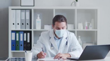 Hastane ofisinde çalışan profesyonel tıp doktoru bilgisayar teknolojisi kullanıyor. Tıp ve sağlık hizmetleri kavramları.