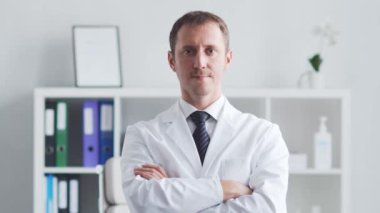 Hastane ofisinde çalışan profesyonel tıp doktoru. Tıp ve sağlık hizmetleri kavramları.