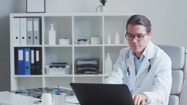 Hastane ofisinde çalışan profesyonel tıp doktoru bilgisayar teknolojisi kullanıyor. Tıp ve sağlık hizmetleri kavramları.