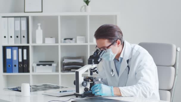 Médico Profissional Que Trabalha Laboratório Usando Microscópio Conceitos Ciência Saúde — Vídeo de Stock