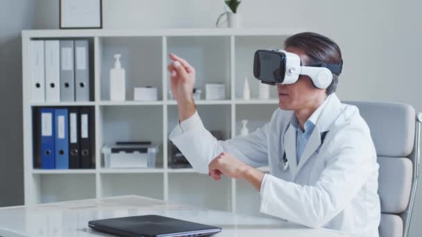 Profesjonalny Lekarz Pracujący Biurze Szpitalnym Wykorzystaniem Technologii Wirtualnej Rzeczywistości Medycyna — Wideo stockowe